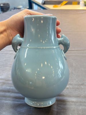 A Chinese claire-de-lune 'zun' vase, Qianlong mark and of the period — 照片 3