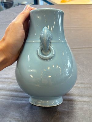 A Chinese claire-de-lune 'zun' vase, Qianlong mark and of the period — 照片 4