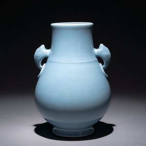 A Chinese claire-de-lune 'zun' vase, Qianlong mark and of the period — 照片 1