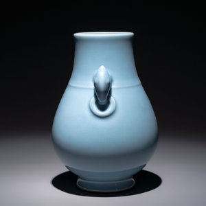 A Chinese claire-de-lune 'zun' vase, Qianlong mark and of the period — 照片 2
