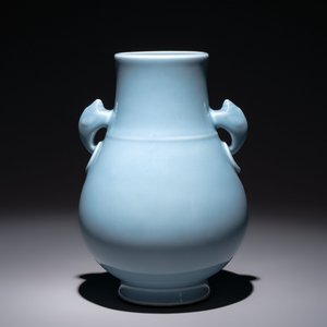 A Chinese claire-de-lune 'zun' vase, Qianlong mark and of the period — 照片 3