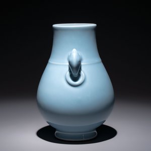 A Chinese claire-de-lune 'zun' vase, Qianlong mark and of the period — 照片 4