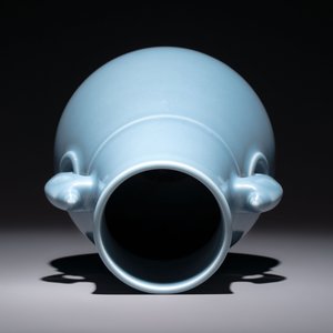 A Chinese claire-de-lune 'zun' vase, Qianlong mark and of the period — 照片 5