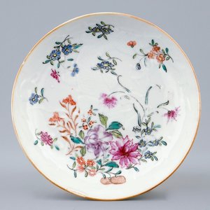 A Chinese clobbered blanc de chine cup and saucer with moulded dragon design, 18th C. — photo 2
