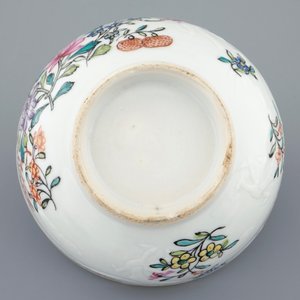 A Chinese clobbered blanc de chine cup and saucer with moulded dragon design, 18th C. — photo 5