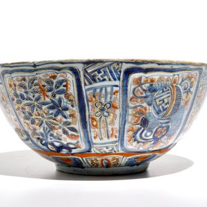 A Chinese clobbered blue and white kraak porcelain bowl with floral design, Wanli — photo 3