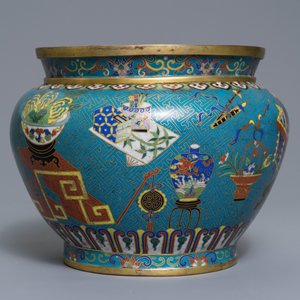 A Chinese cloisonné '100 antiquities' jardinière on gilt bronze foot, 18/19th C. — photo 2