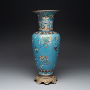 A Chinese cloisonné 'birds, butterflies and flowers' vase, 19th C. — 照片 2