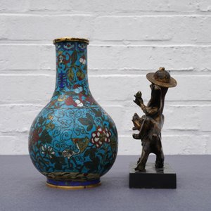 A Chinese cloisonné bottle vase and a gilt bronze group, 18/19th C. — 照片 11