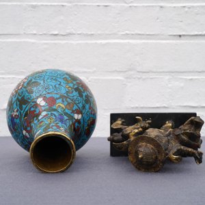 A Chinese cloisonné bottle vase and a gilt bronze group, 18/19th C. — 照片 13