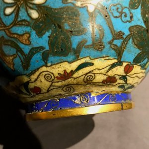 A Chinese cloisonné bottle vase and a gilt bronze group, 18/19th C. — 照片 14