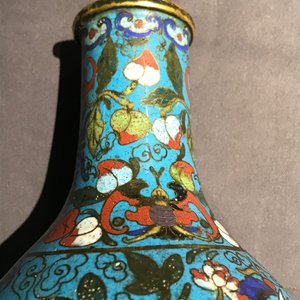 A Chinese cloisonné bottle vase and a gilt bronze group, 18/19th C. — 照片 15