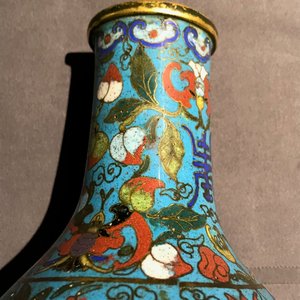 A Chinese cloisonné bottle vase and a gilt bronze group, 18/19th C. — 照片 17