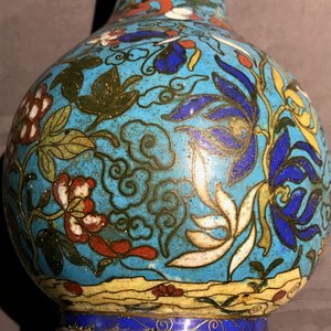 A Chinese cloisonné bottle vase and a gilt bronze group, 18/19th C. — 照片 18