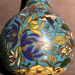 A Chinese cloisonné bottle vase and a gilt bronze group, 18/19th C. — 照片 20