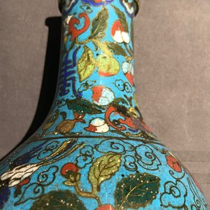 A Chinese cloisonné bottle vase and a gilt bronze group, 18/19th C. — 照片 22