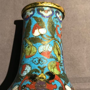 A Chinese cloisonné bottle vase and a gilt bronze group, 18/19th C. — 照片 23