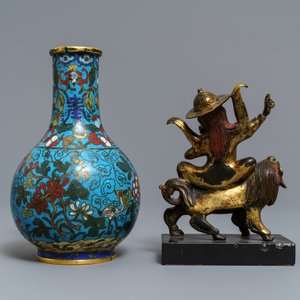 A Chinese cloisonné bottle vase and a gilt bronze group, 18/19th C. — 照片 4