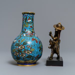 A Chinese cloisonné bottle vase and a gilt bronze group, 18/19th C. — 照片 5
