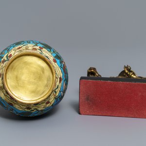 A Chinese cloisonné bottle vase and a gilt bronze group, 18/19th C. — 照片 7