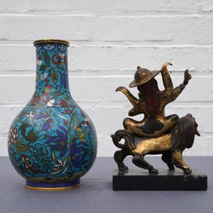 A Chinese cloisonné bottle vase and a gilt bronze group, 18/19th C. — 照片 10