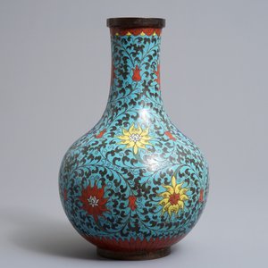 A Chinese cloisonné bottle vase with lotus scrolls, Da Ming Nian Zhi mark, Ming/Qing — 照片 3