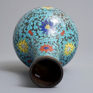 A Chinese cloisonné bottle vase with lotus scrolls, Da Ming Nian Zhi mark, Ming/Qing — 照片 6