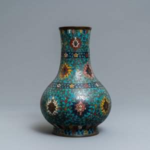 A Chinese cloisonné bottle vase with lotus scrolls, Ming — 照片 3