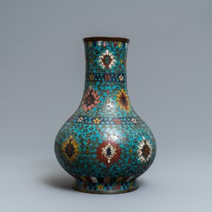 A Chinese cloisonné bottle vase with lotus scrolls, Ming — 照片 4
