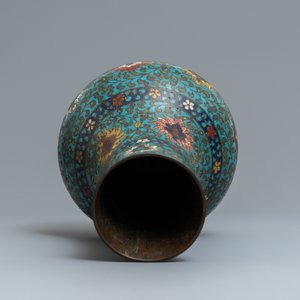 A Chinese cloisonné bottle vase with lotus scrolls, Ming — 照片 5