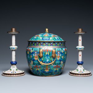 A Chinese cloisonné bowl and cover and a pair of candlesticks, 19/20th C. — 照片 2
