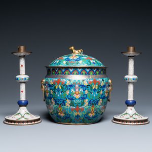 A Chinese cloisonné bowl and cover and a pair of candlesticks, 19/20th C. — 照片 3