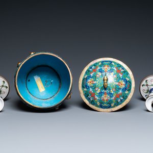 A Chinese cloisonné bowl and cover and a pair of candlesticks, 19/20th C. — 照片 5