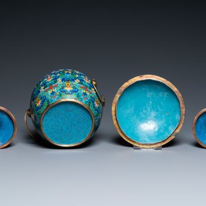 A Chinese cloisonné bowl and cover and a pair of candlesticks, 19/20th C. — 照片 6