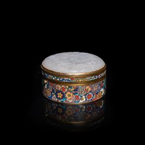 A Chinese cloisonné box with white jade cover, 19th C. — 照片 1