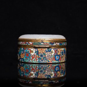A Chinese cloisonné box with white jade cover, 19th C. — 照片 9