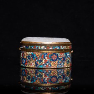 A Chinese cloisonné box with white jade cover, 19th C. — 照片 10