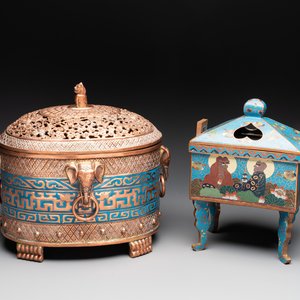 A Chinese cloisonné covered censer depicting monks and a covered censer with elephant head handles, 20th C. — foto 1