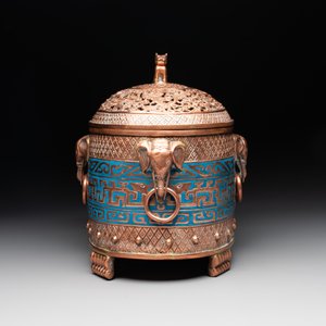 A Chinese cloisonné covered censer depicting monks and a covered censer with elephant head handles, 20th C. — foto 3