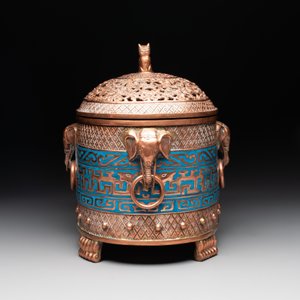 A Chinese cloisonné covered censer depicting monks and a covered censer with elephant head handles, 20th C. — foto 5