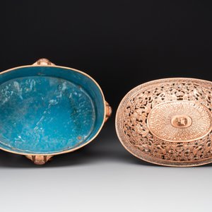 A Chinese cloisonné covered censer depicting monks and a covered censer with elephant head handles, 20th C. — foto 6