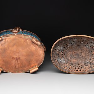 A Chinese cloisonné covered censer depicting monks and a covered censer with elephant head handles, 20th C. — foto 7