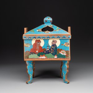 A Chinese cloisonné covered censer depicting monks and a covered censer with elephant head handles, 20th C. — foto 10