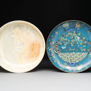 A Chinese cloisonné 'crane and deer' dish, a ruyi and an alabaster dish, 20th C. — 照片 2