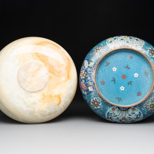 A Chinese cloisonné 'crane and deer' dish, a ruyi and an alabaster dish, 20th C. — 照片 3