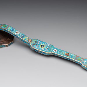 A Chinese cloisonné 'crane and deer' dish, a ruyi and an alabaster dish, 20th C. — 照片 5