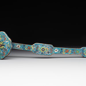 A Chinese cloisonné 'crane and deer' dish, a ruyi and an alabaster dish, 20th C. — 照片 6