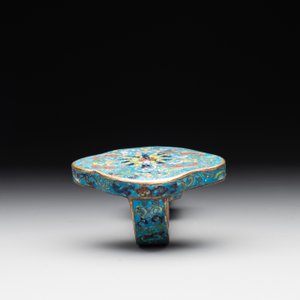 A Chinese cloisonné 'crane and deer' dish, a ruyi and an alabaster dish, 20th C. — 照片 8
