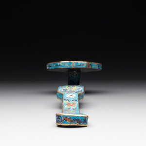 A Chinese cloisonné 'crane and deer' dish, a ruyi and an alabaster dish, 20th C. — 照片 9