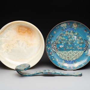 A Chinese cloisonné 'crane and deer' dish, a ruyi and an alabaster dish, 20th C. — foto 1